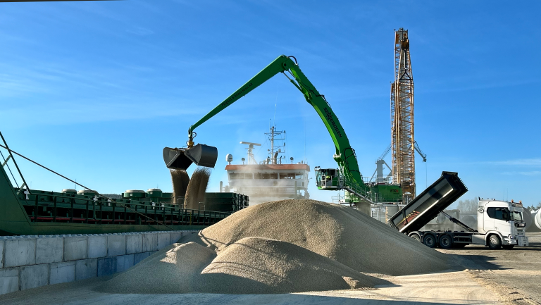 Pellets lastas på båt