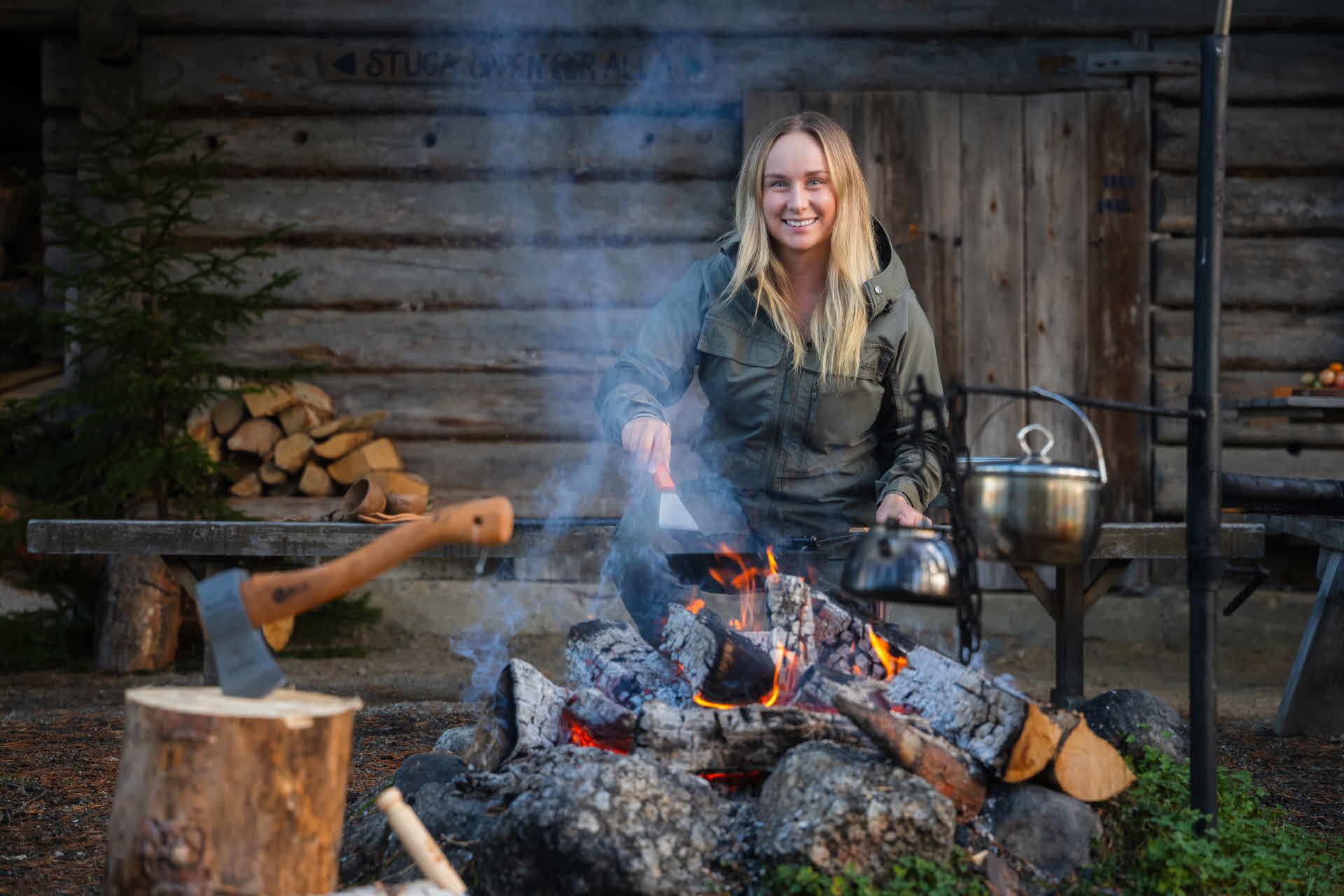 Emilia Nilsson lagar mat vid öppen eld