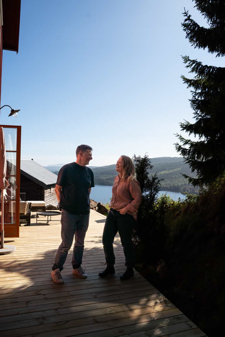 Porträttbild på Anna & Fredrik på sin altan.