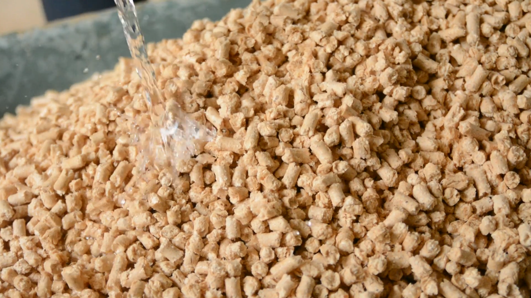 Pellets vattnas i skottkärra