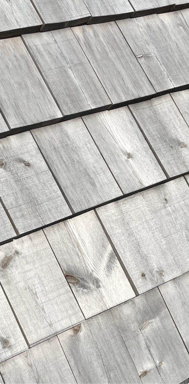 Grånad fasadspån i kärnfuru.