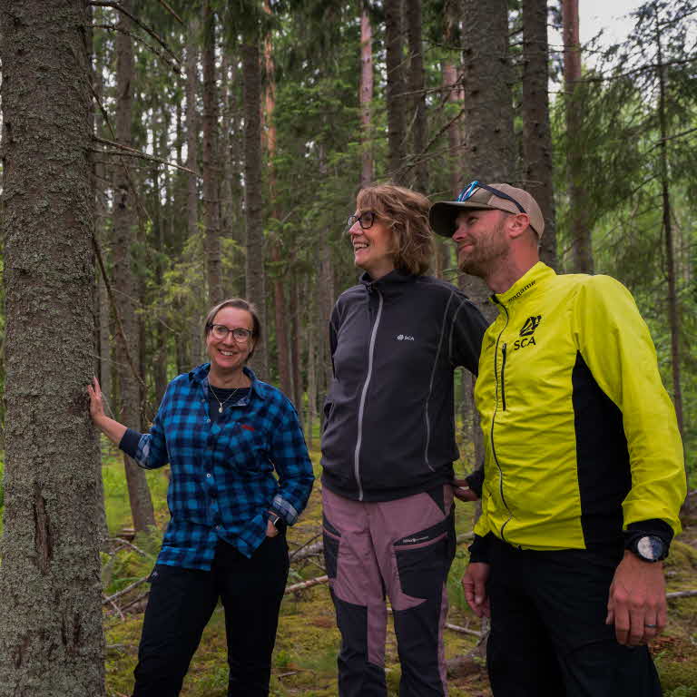 Systrarna i samtal med SCAs virkesköpare Anders Bergkvist