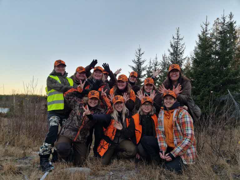 gruppbild på kvinnliga jägare