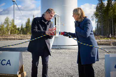 Ulf Larsson, vd SCA och Marita Ljung, Landshövding Jämtlands län kopplar ihop två elkablar under invigningsceremonin