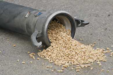 Bulkslang med pellets som rinner ut