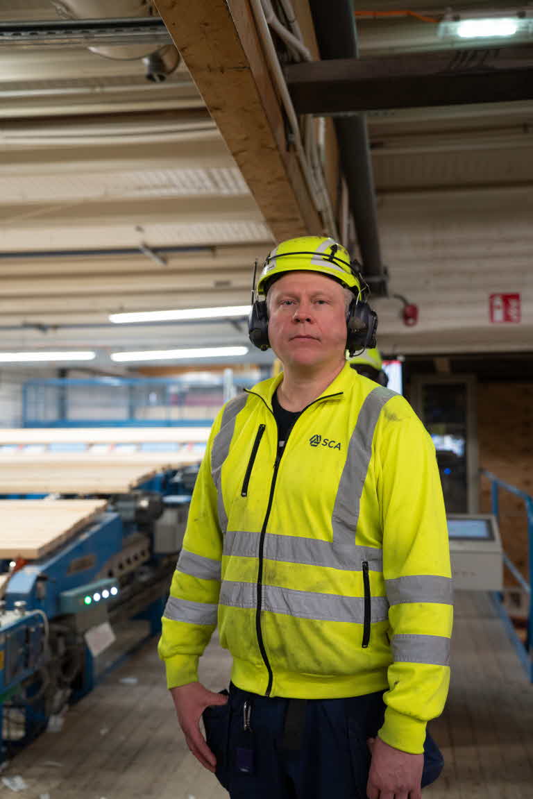 Porträttbild på Daniel Johansson inne i hyvleriet.