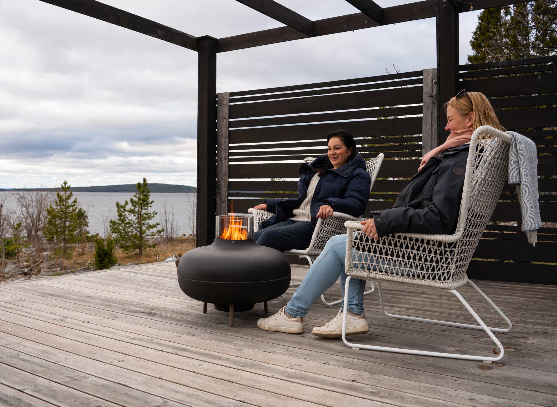 Terassvärmare som eldas med pellets på ett trallgolv