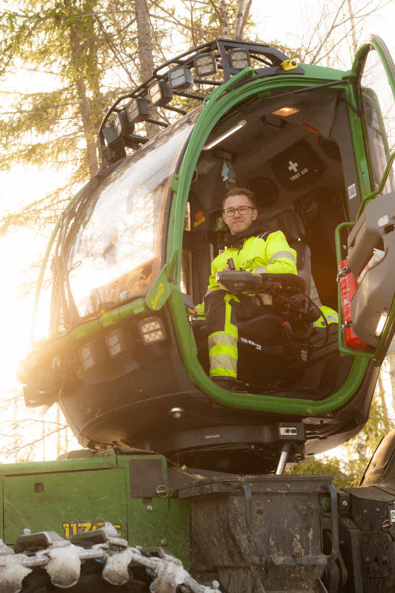 skogsmaskinförare i hytten