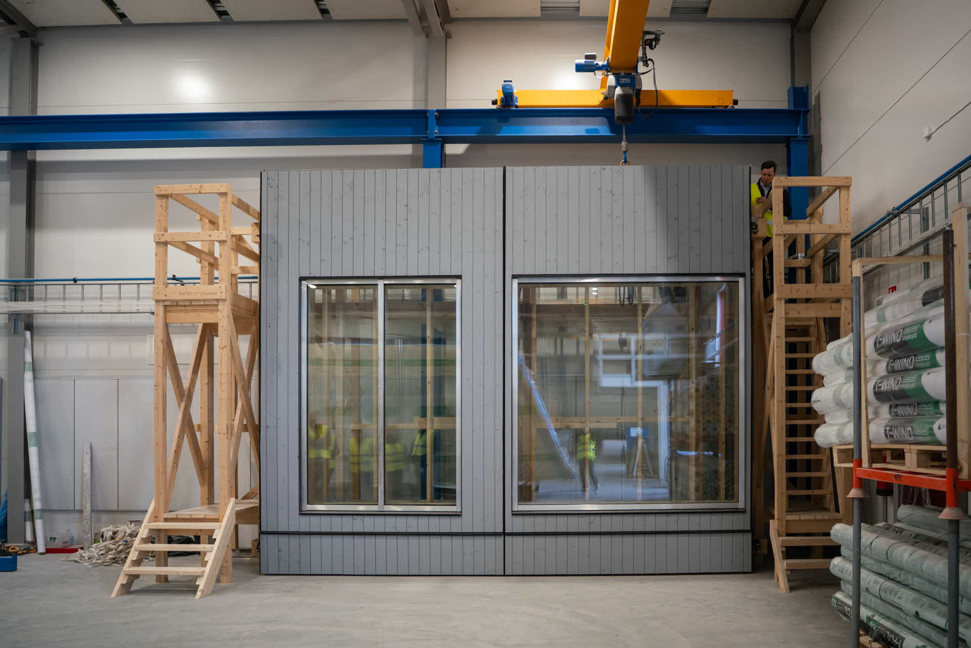 Johan Larsson framför SCA Curtain Wall. 