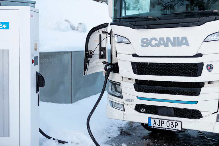 Charging the electric timber truck