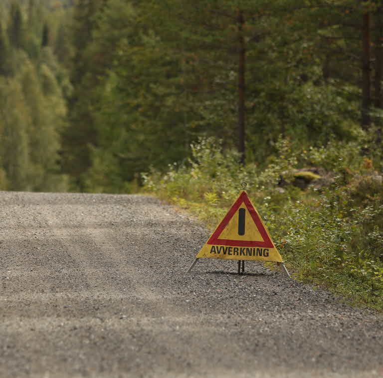 Skylt vid bilväg