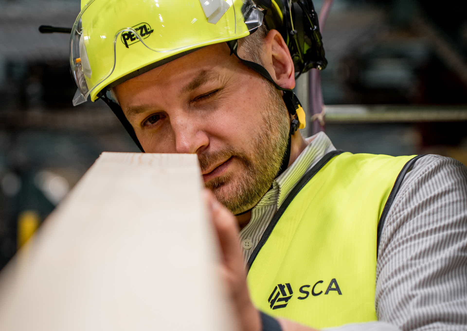Porträtt på affärsutvecklare i produktionsmiljö
