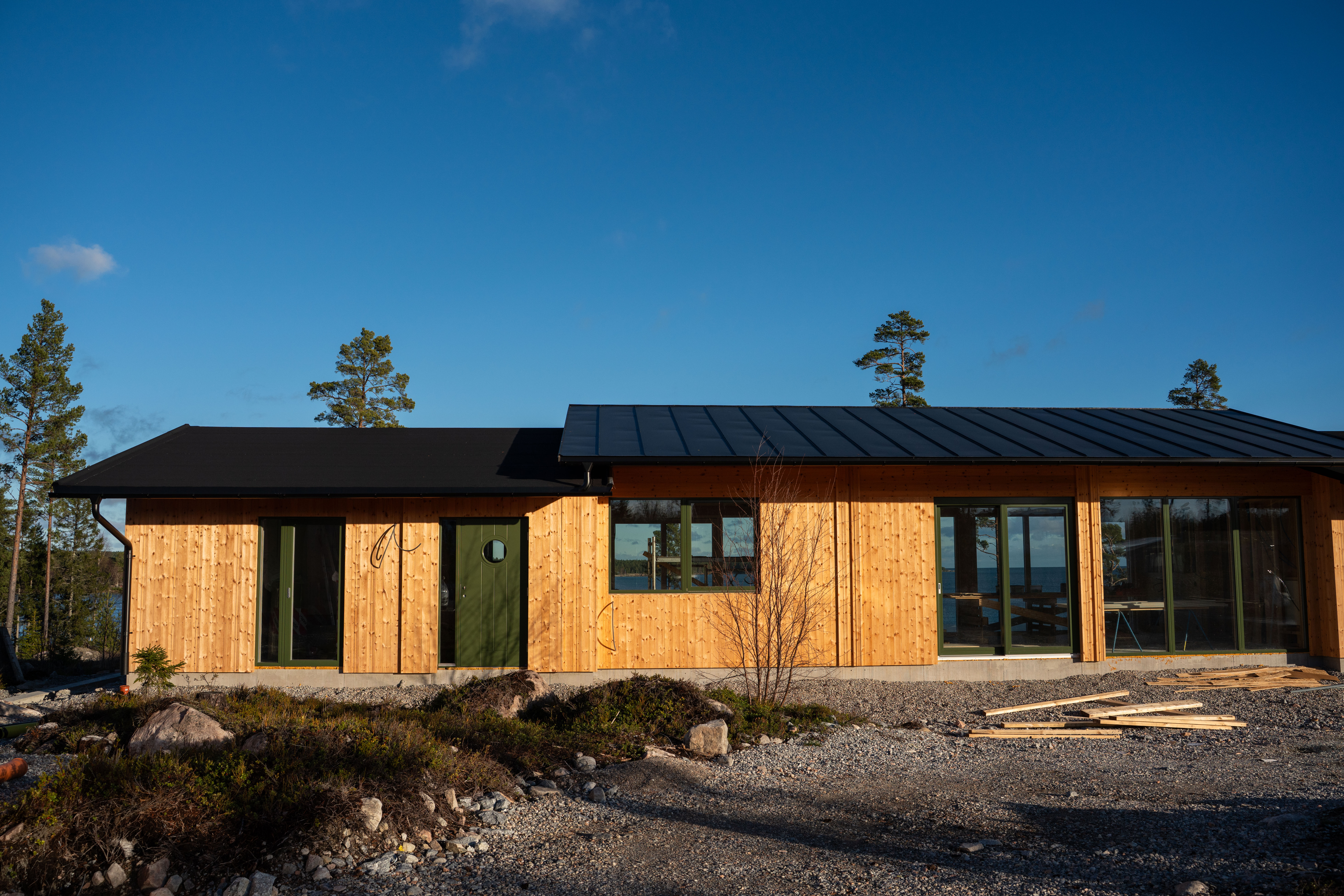 Kärnvedspanelen på ett lägenhetskomplex.