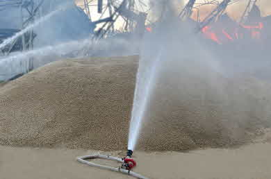 Pellets vattnas under branden