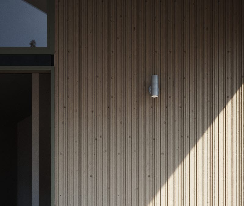 Ytterpanelen SCA Ursus monterad på ett hus. Med en bänk framför.