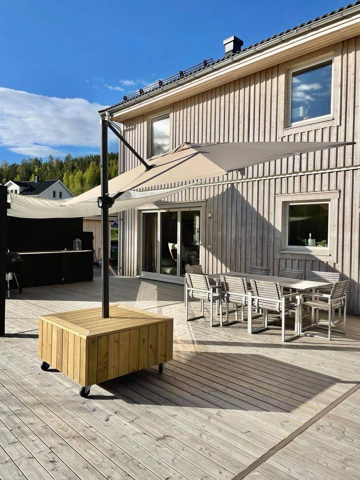 En egenbyggd parasollfot med plats för förvaring. 