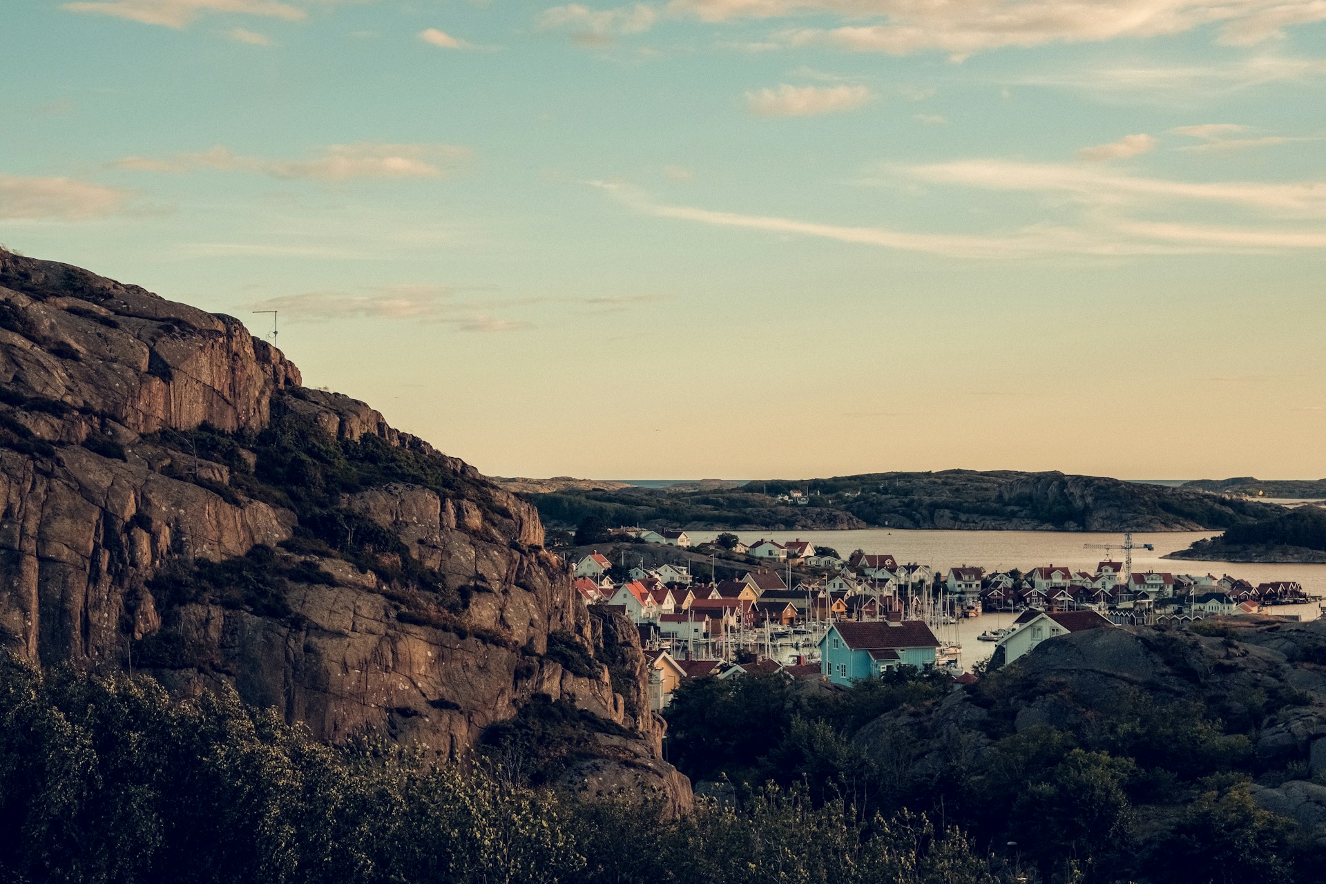 Solnedgång över fiskeläget Fjällbacka.