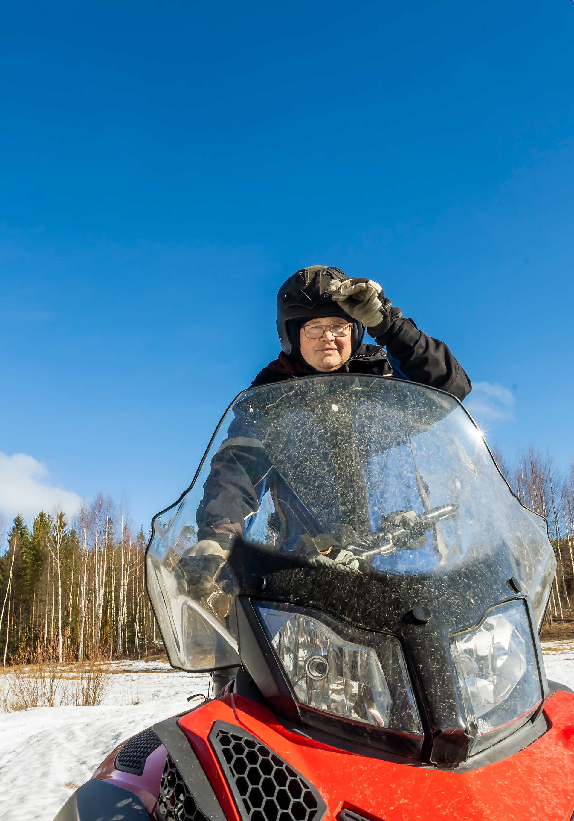 Tore Öberg sitter på sin snöskoter.