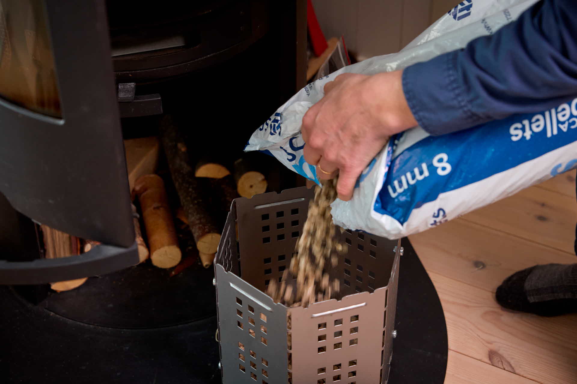 Påfyllning av pellets i pelletskorg