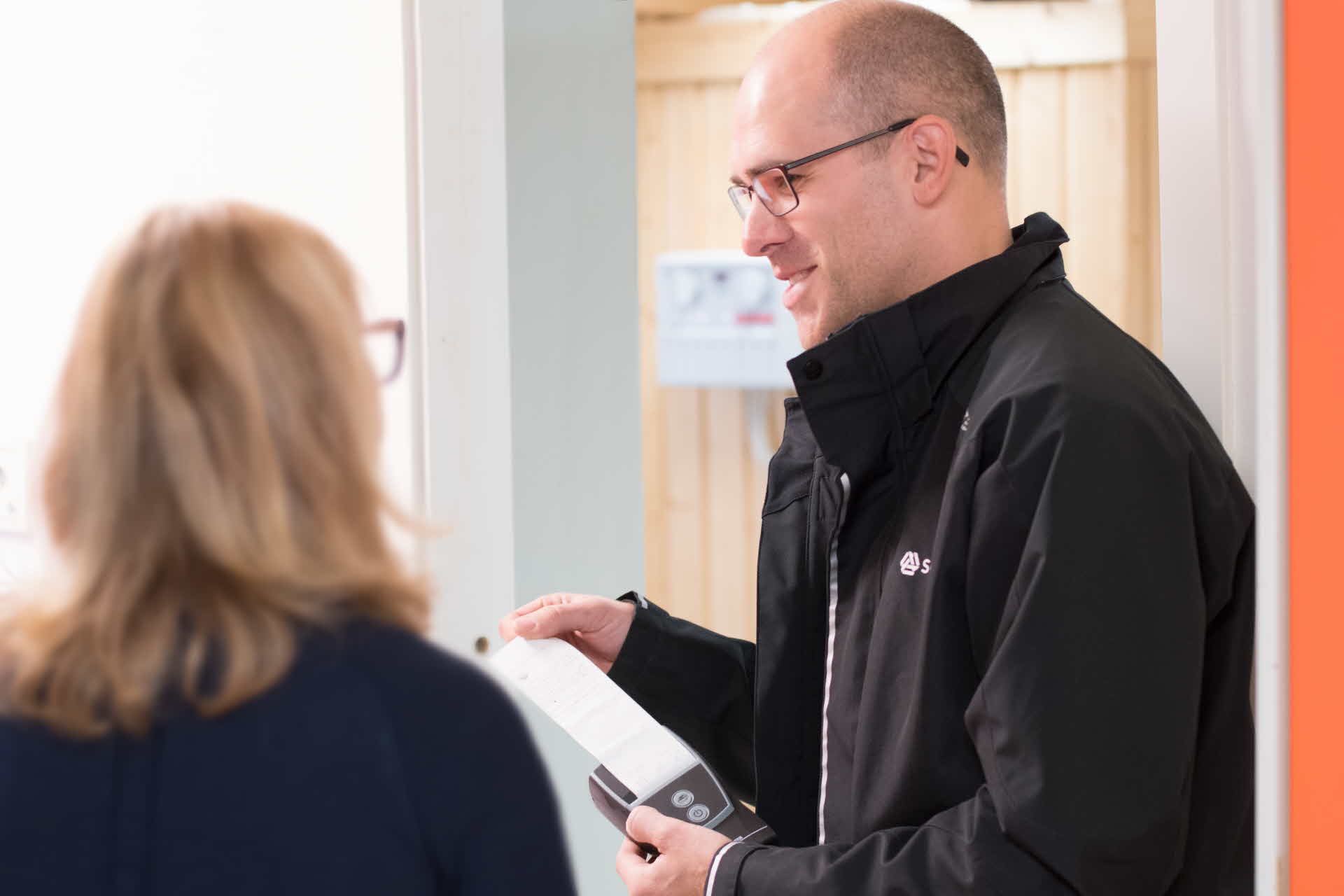 Två personer diskuterar