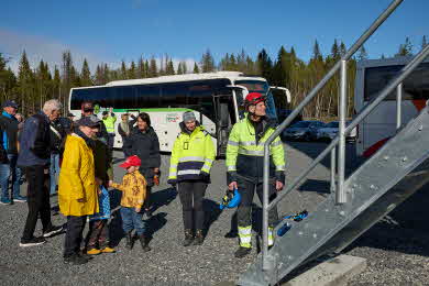 Besökare väntar på att få besöka insidan av vindkraftverket.