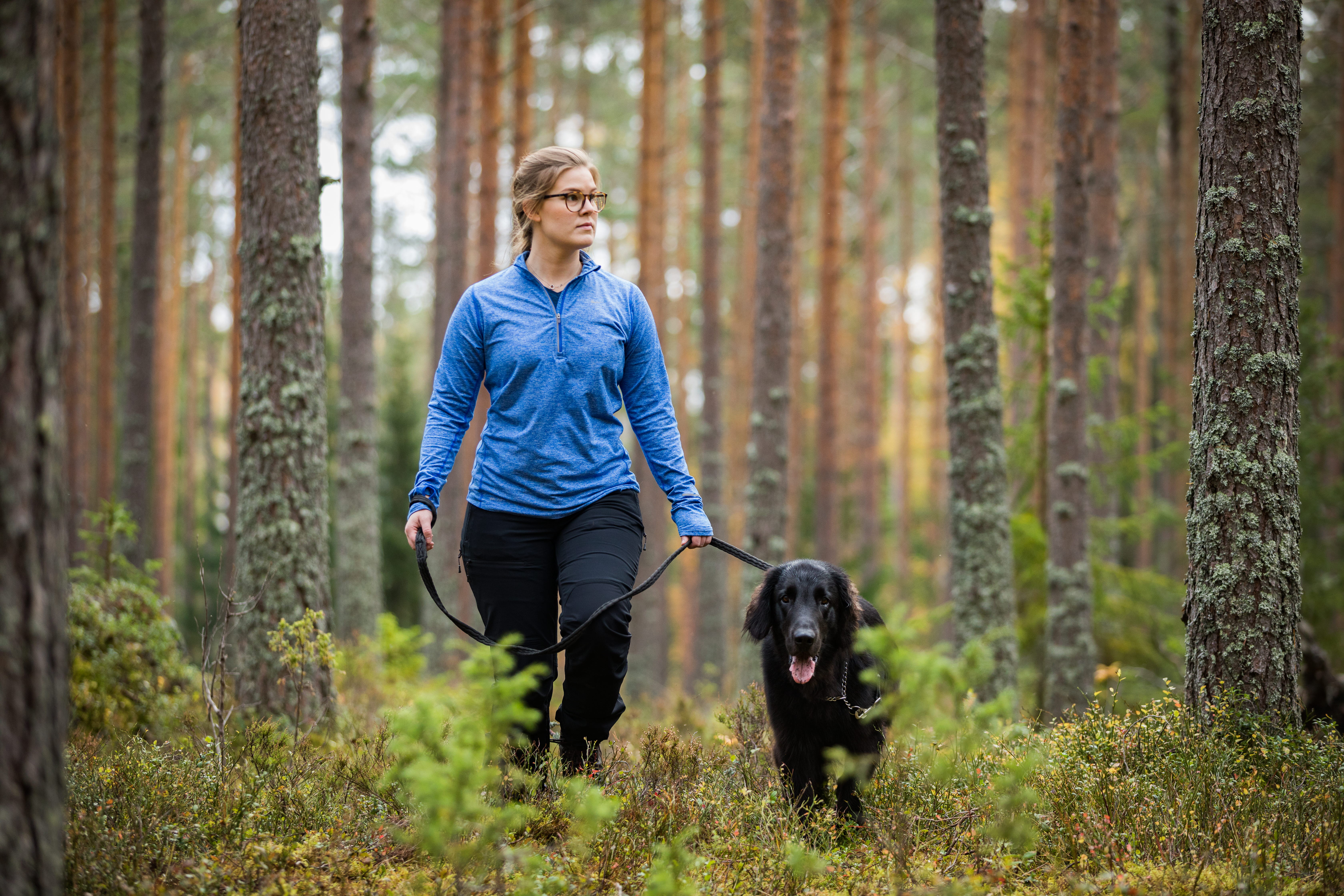 Kvinna vistas i skogen som rekreation.
