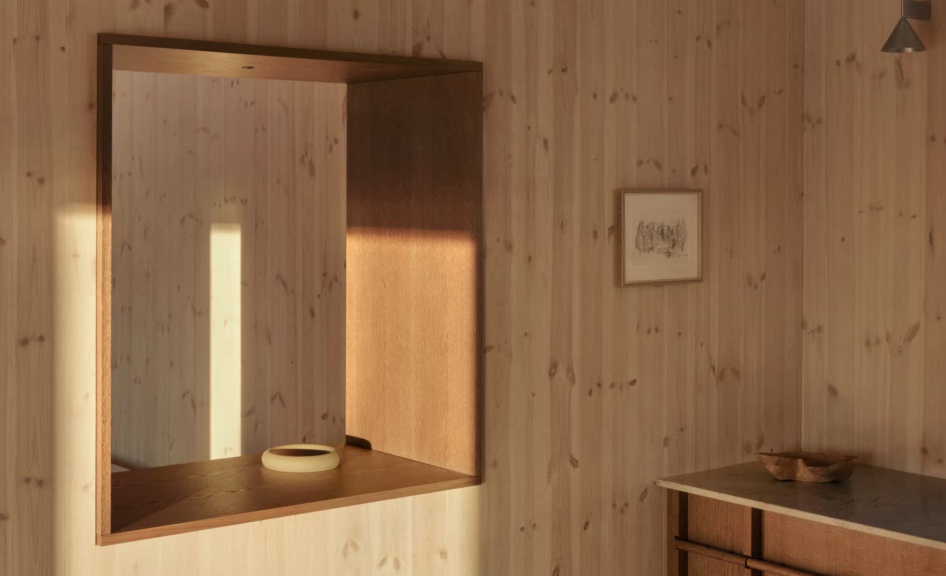 Solen faller vakkert over den innvendige trepanelet.