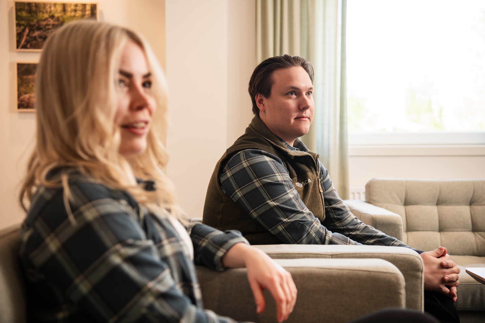 Två SCA-medarbetare på kontor