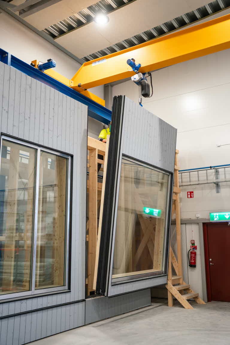 SCA Curtain Wall hängs av från sitt fäste med kran.