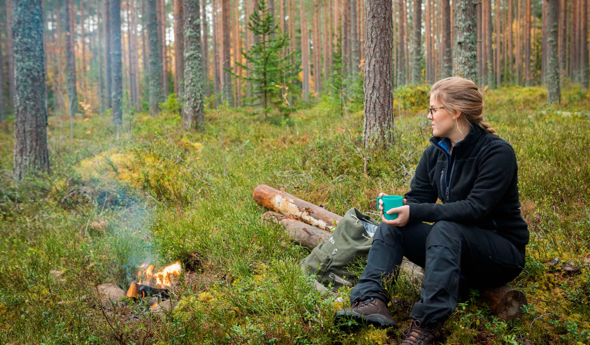 Men medarbetare fikar ute i skogen.