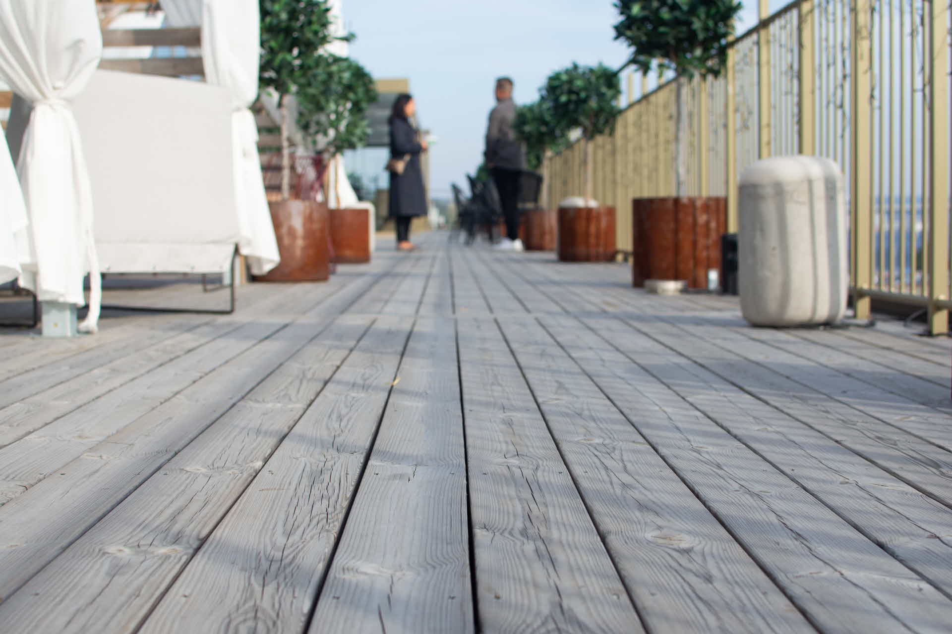 The decking consists of impregnated standard decking.