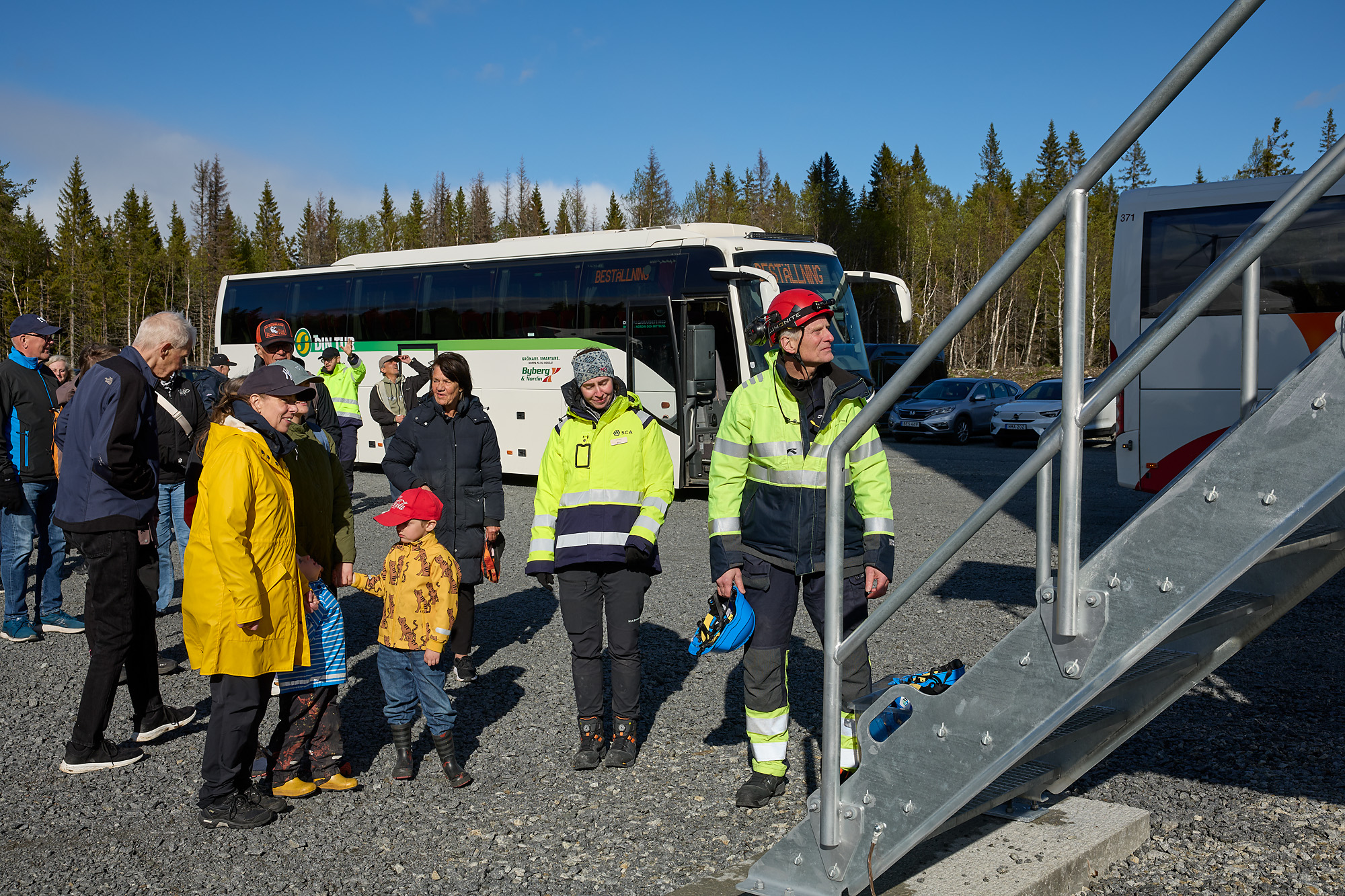 Besökare väntar på att få besöka insidan av vindkraftverket.