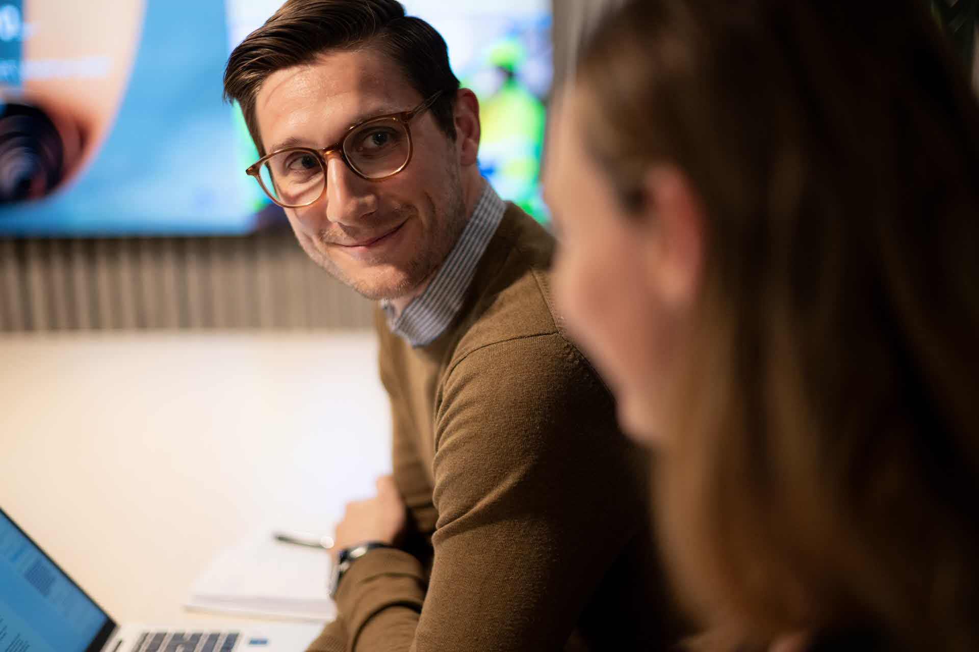 En medarbetare i närbild.