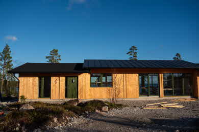 Kärnvedspanelen på ett lägenhetskomplex.