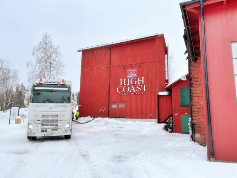 Bulkbilen kommer lastad med pellets i lösvikt och blåser in bränslet i pelletsförrådet.