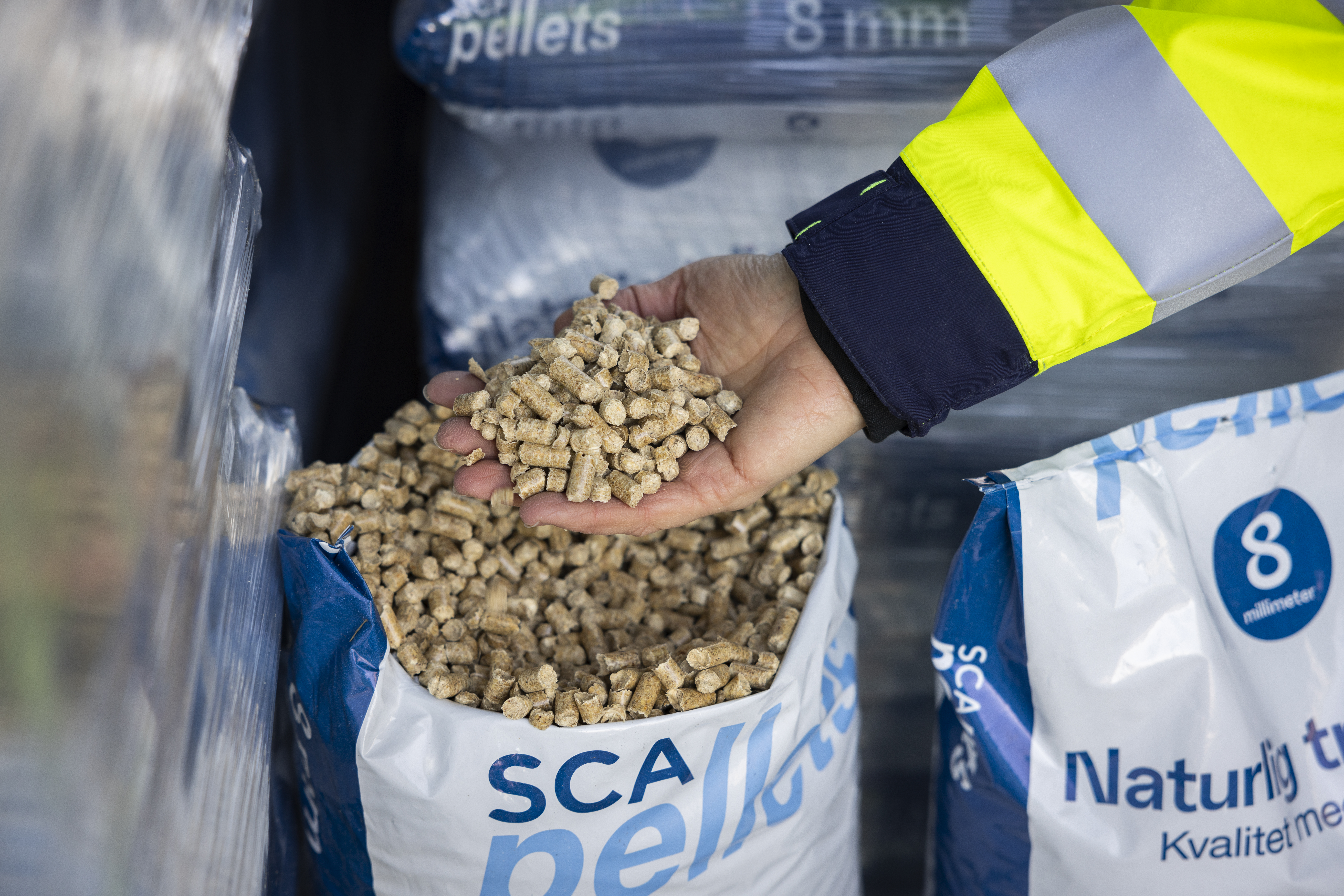 Pellets i småsäck hand landscape
