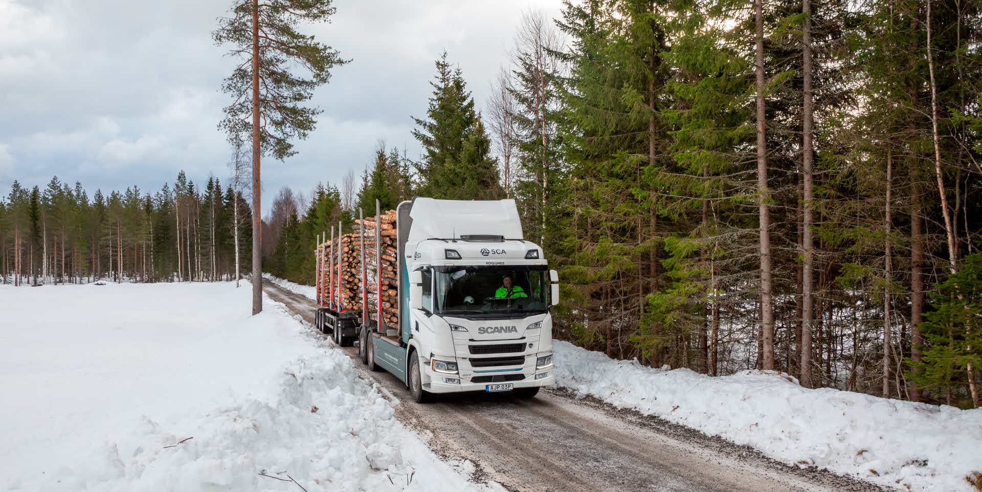 Eltimmerbilen på skogsbilväg