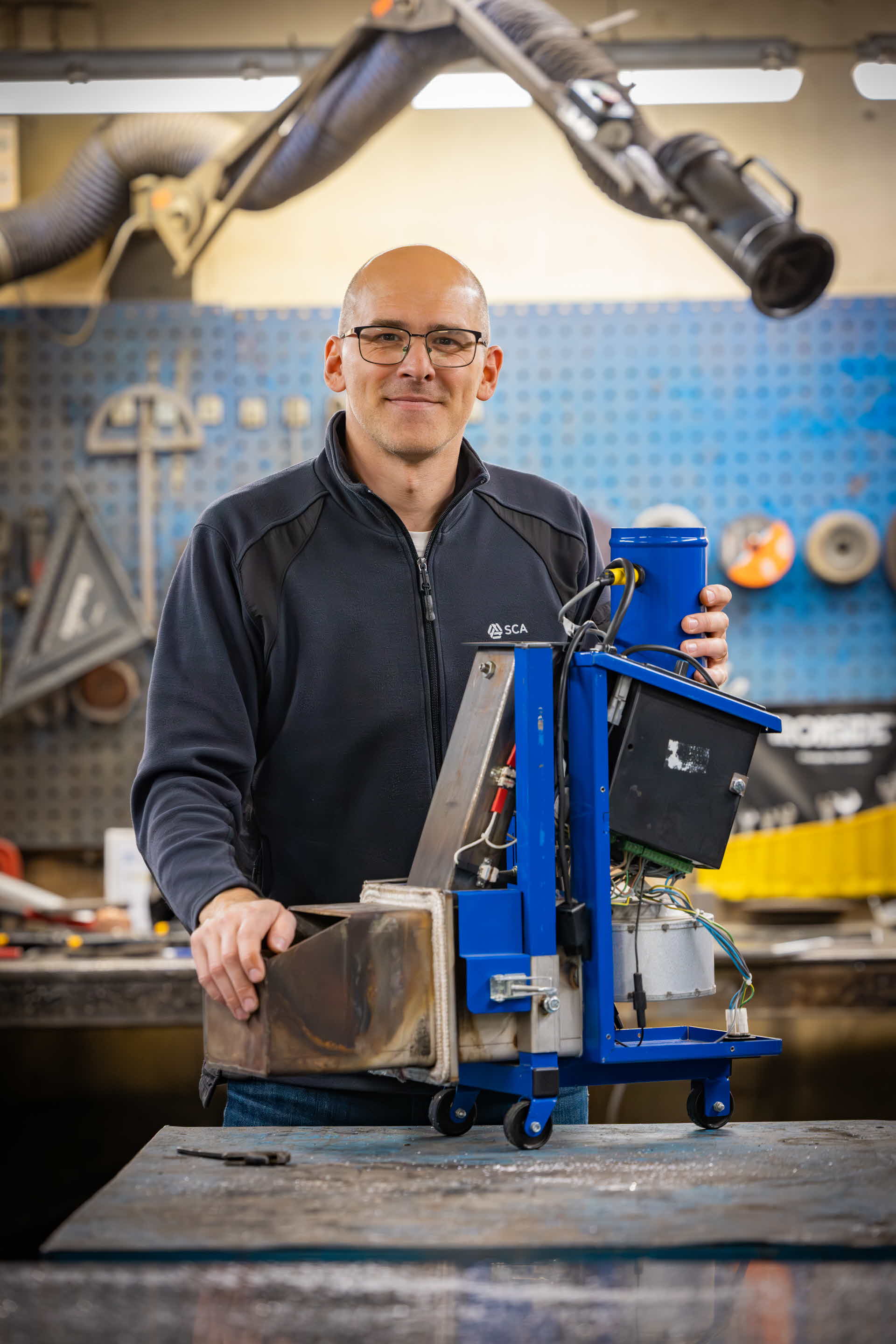 Samuel med mätinstrument