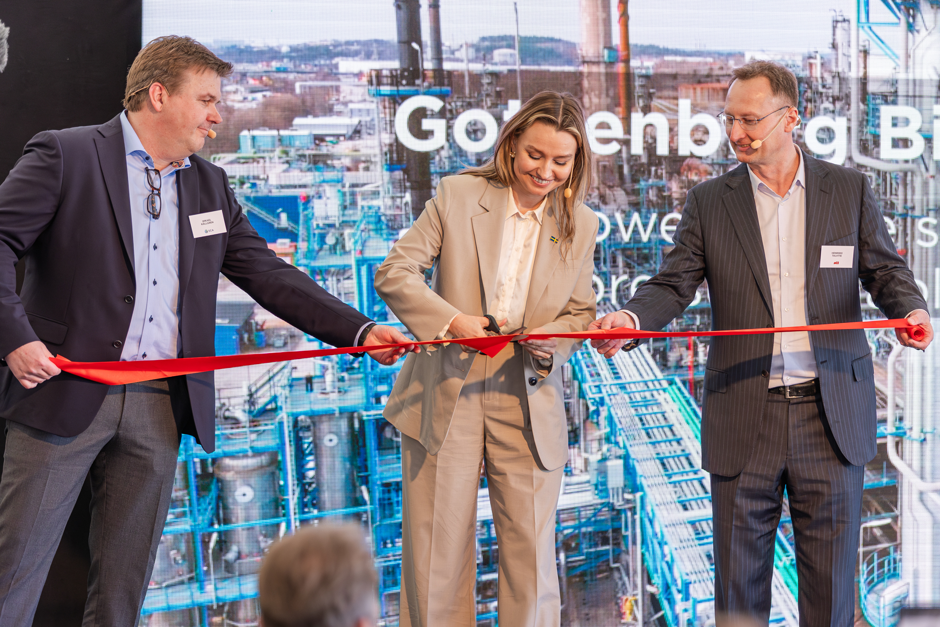 Ebba Busch inviger Gothenburg Biorefinery genom att klippa ett rött band.