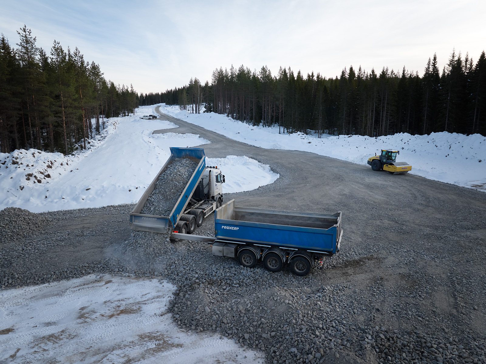 Lastbil lämnar stenkross till konstruktionen av en vändplats för vindkraftstransporten.