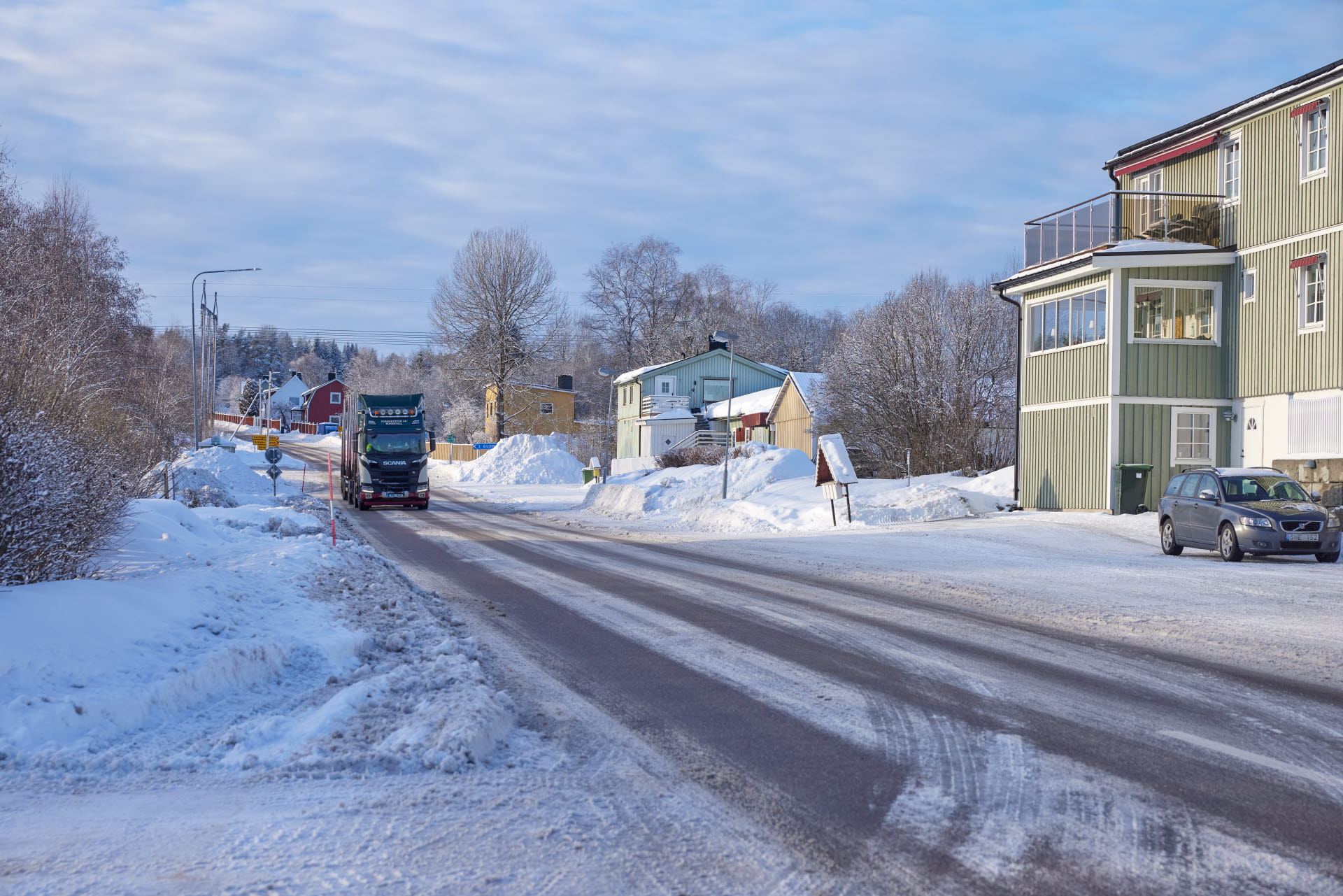 Timmerbil kör genom byn Laggerberg