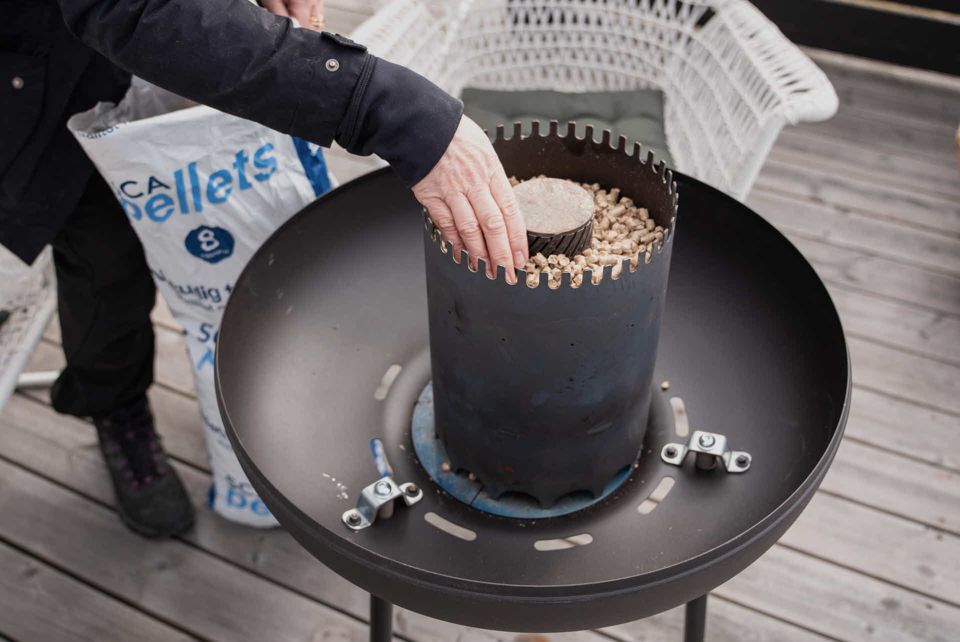 Pellets fylls på i terassvärmare
