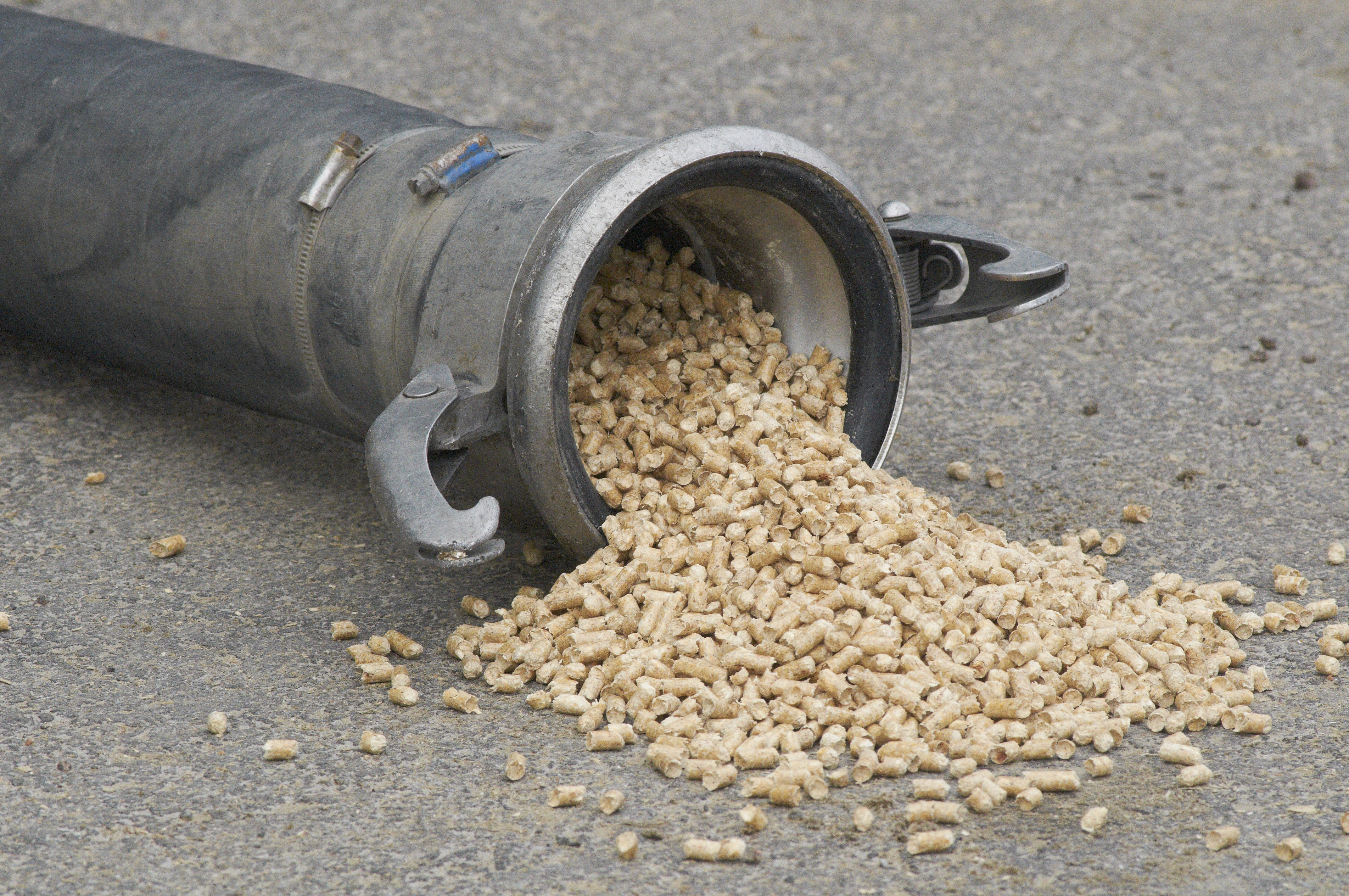 Bulkslang med pellets som rinner ut