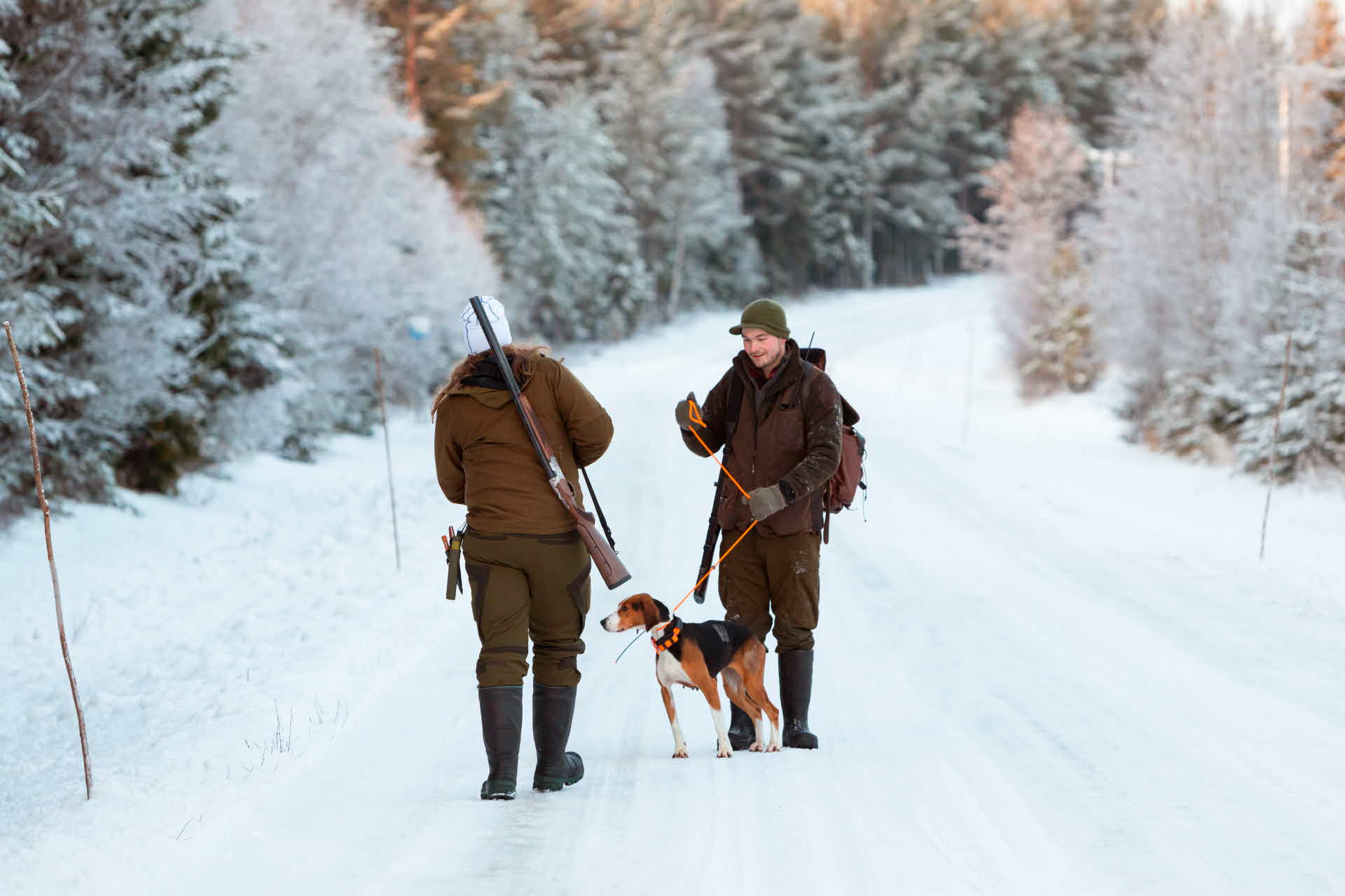 Två jägare med hund 