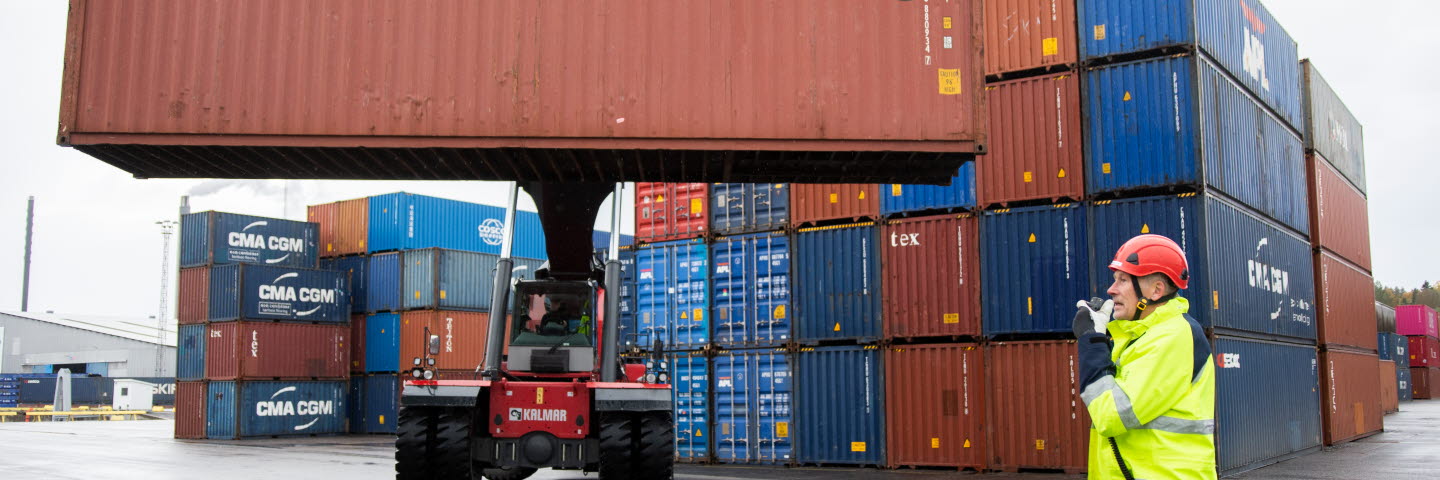 Containerhantering i terminal Sundsvall, SCA Sourcing & Logistics.