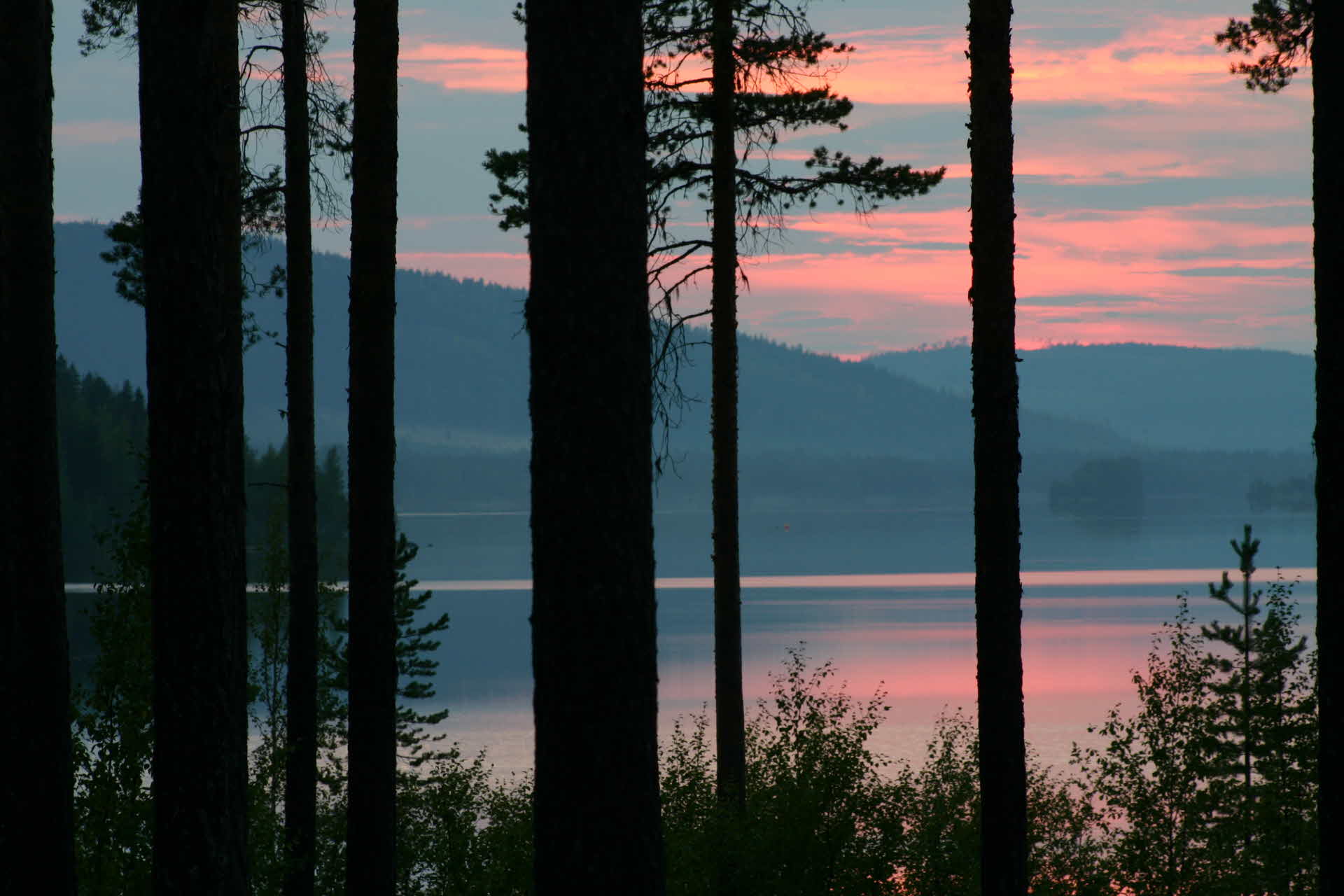 Vy över en sjö i solnedgång