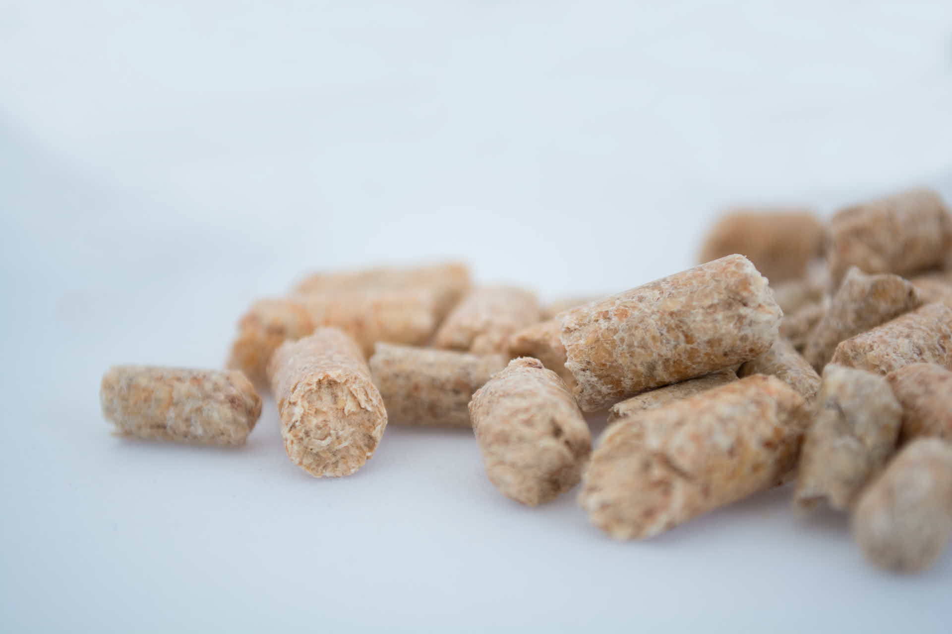 Pellets fylls på i pelletskaminen