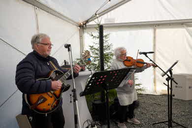Tomas Nilsson på gitarr och Ulla-Britta Johansson på sång och fiol underhöll publiken.