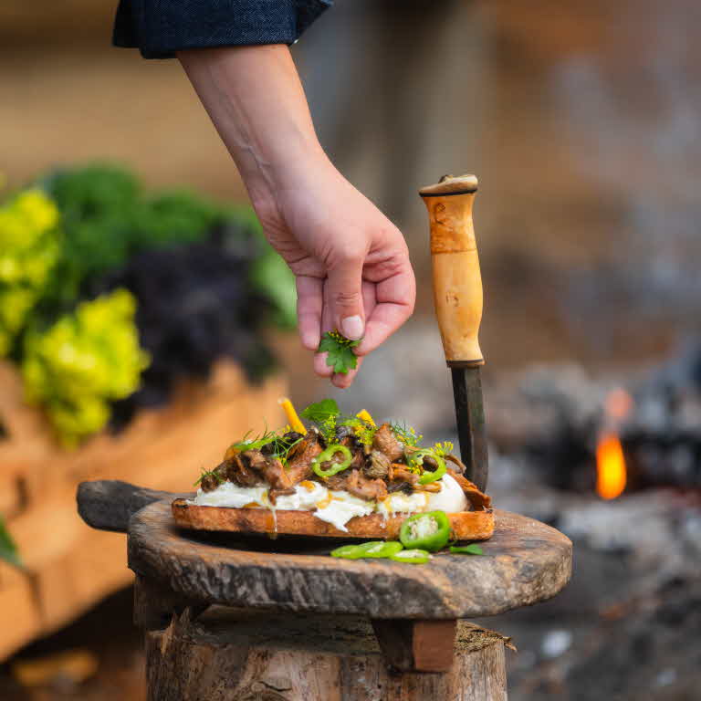 Kantarelltoast med burrata och jalapenos