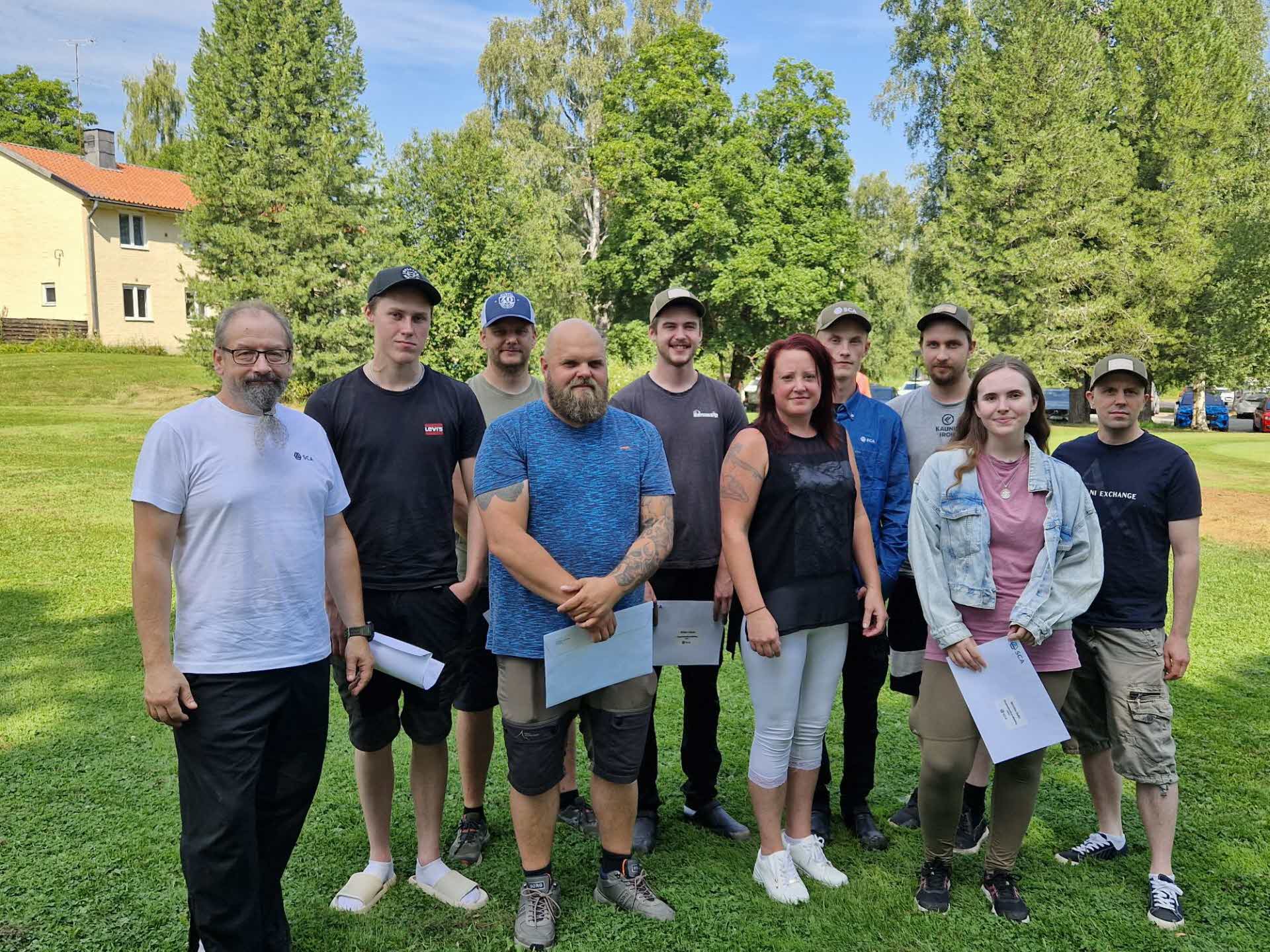 Gruppbild med andra omgången nya skogsmaskinförare